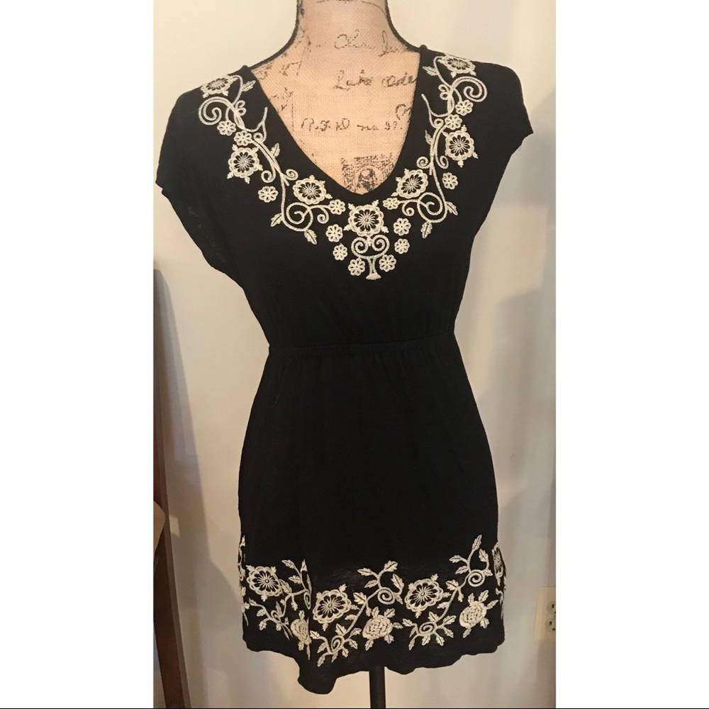 Forever 21 Black and Cream Lace Short Sleeve Dress